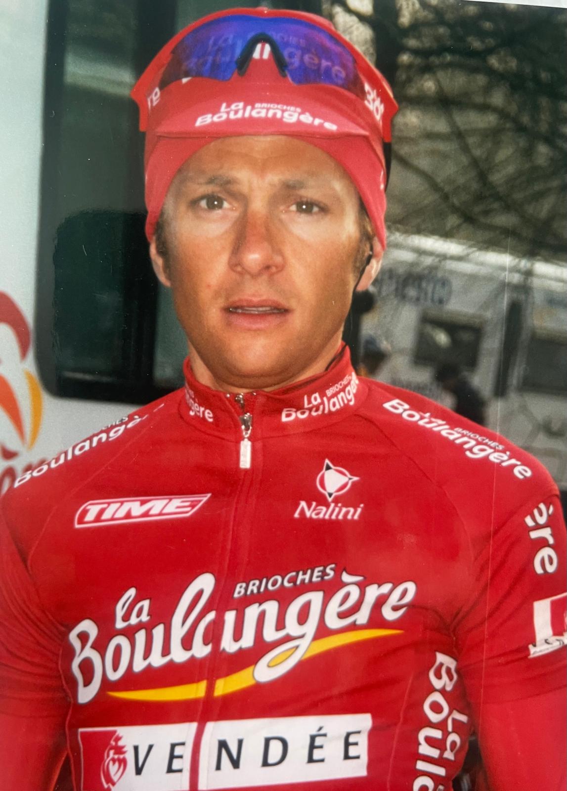 Walter Bénéteau en course, maillot rouge Brioches La Boulangère Vendée